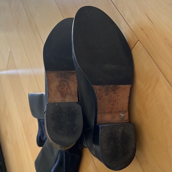 Cole Han boots with stretch leather calf. - Picture 2 of 2